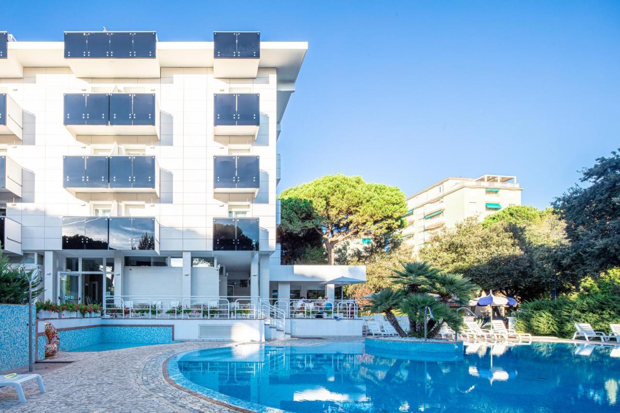 Hotel Ambassador Meuble Lignano Sabbiadoro Eksteriør bilde
