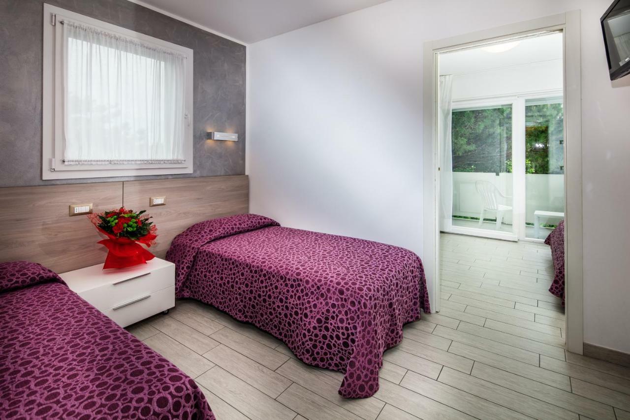 Hotel Ambassador Meuble Lignano Sabbiadoro Eksteriør bilde