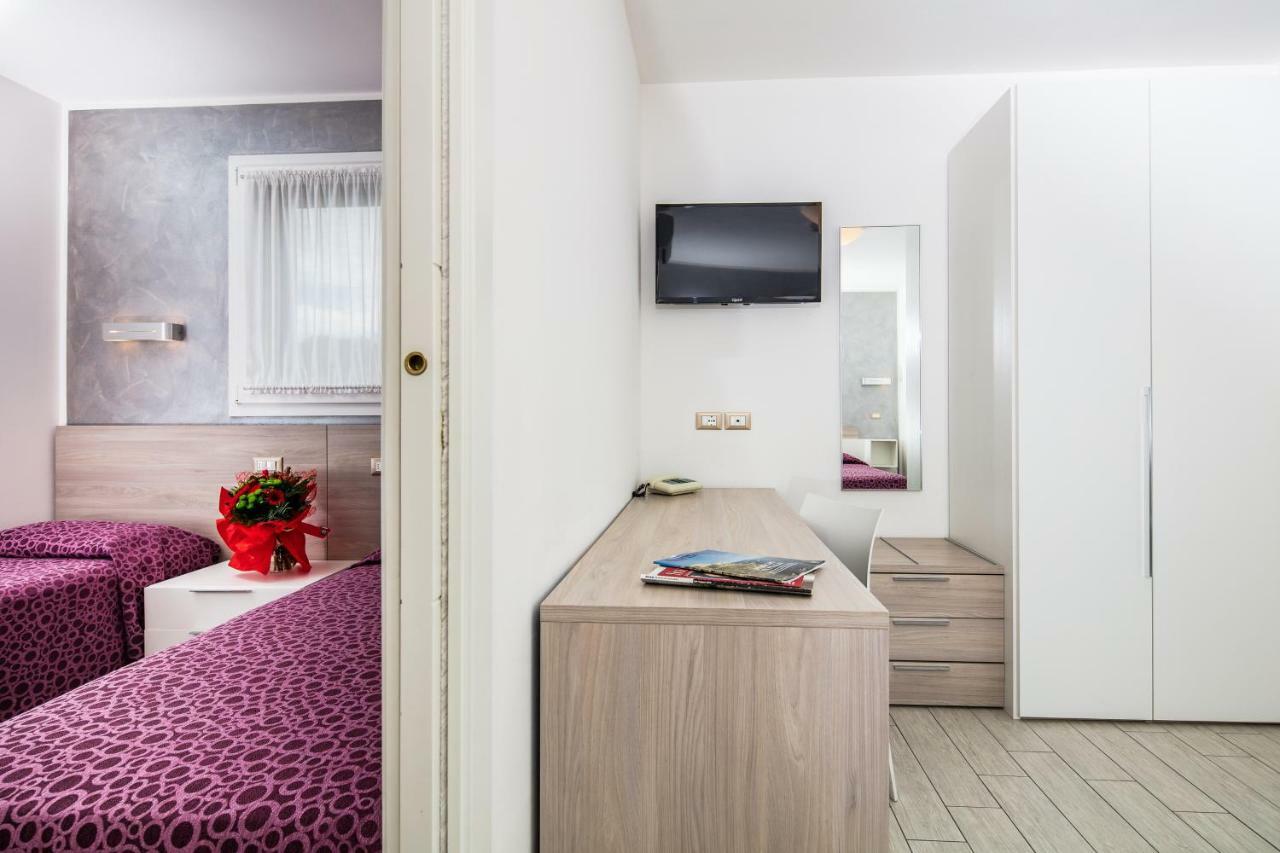 Hotel Ambassador Meuble Lignano Sabbiadoro Eksteriør bilde