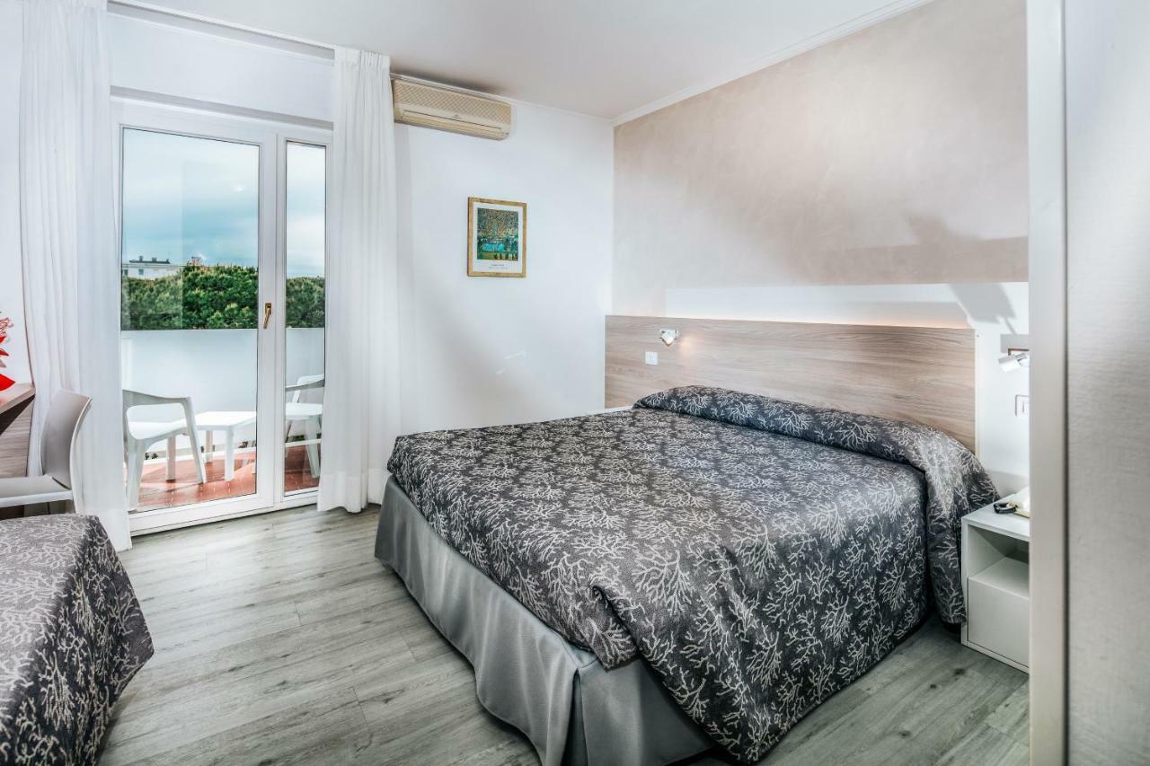 Hotel Ambassador Meuble Lignano Sabbiadoro Eksteriør bilde