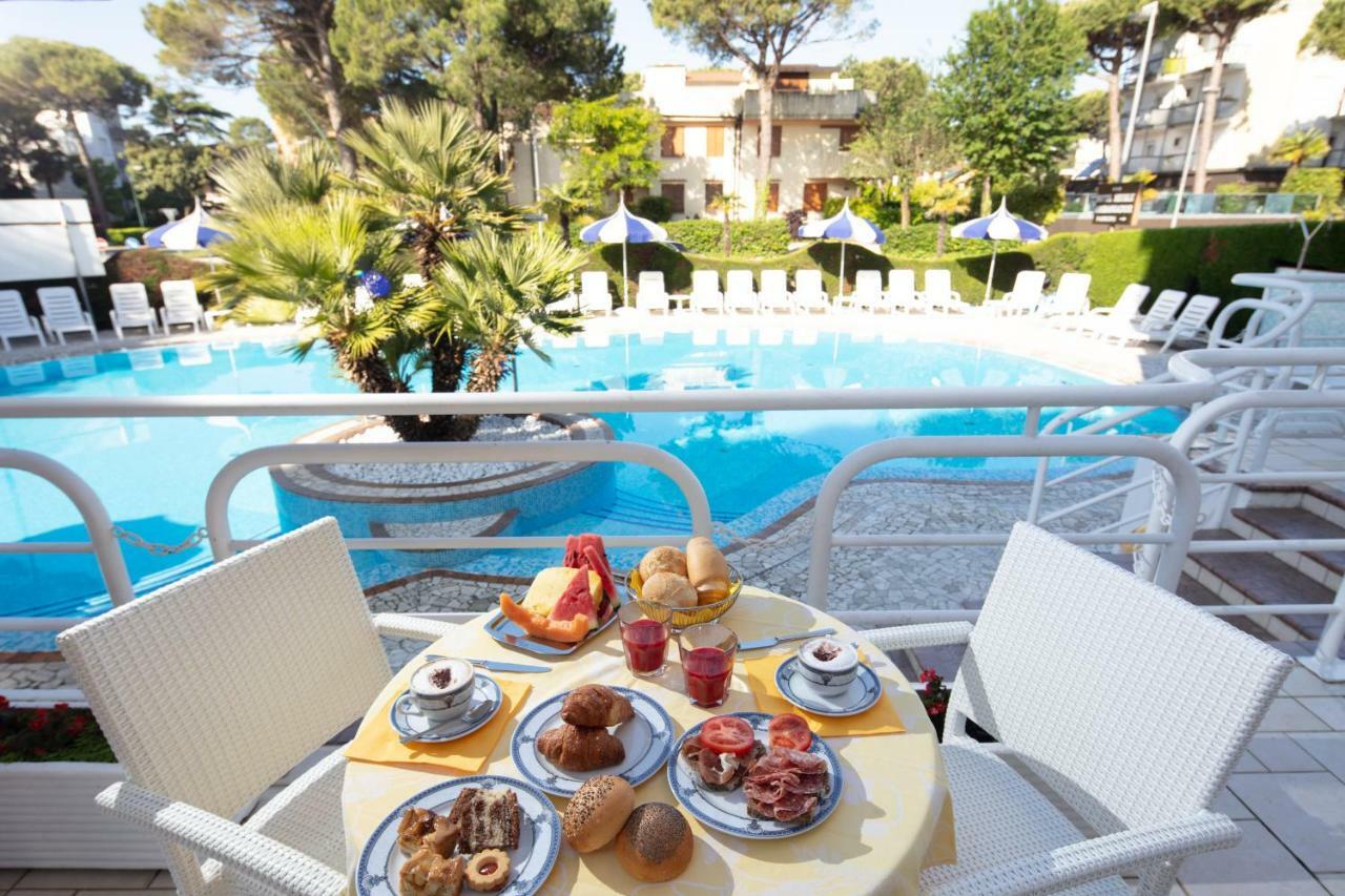 Hotel Ambassador Meuble Lignano Sabbiadoro Eksteriør bilde