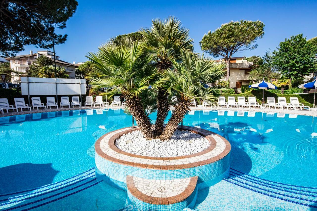 Hotel Ambassador Meuble Lignano Sabbiadoro Eksteriør bilde