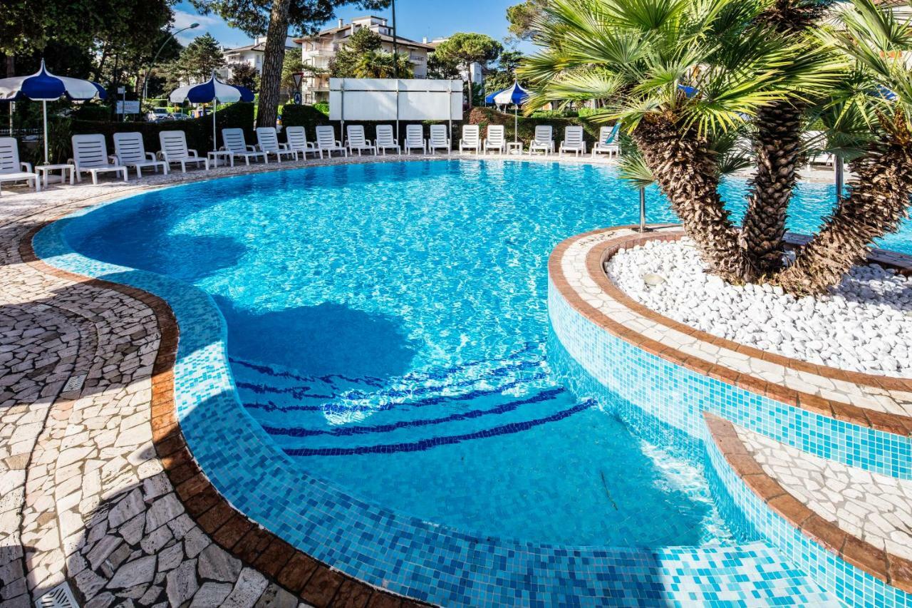 Hotel Ambassador Meuble Lignano Sabbiadoro Eksteriør bilde